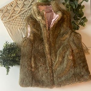 NWOT REVERSIBLE FAUX FUR & PALE PINK FULL-ZIP PUFFER VEST pockets Large